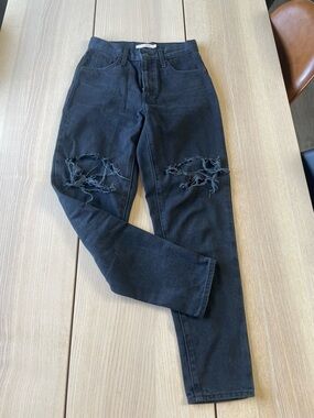 Levi’s High Waisted Mom Jeans size 26 Levi’s distressed black denim jeans 26